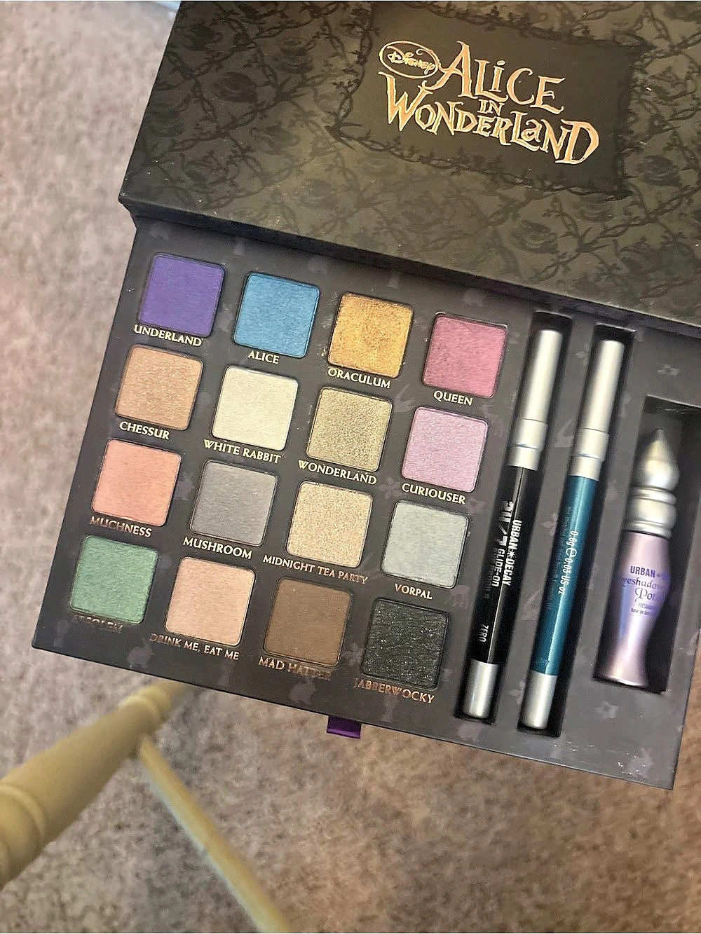 RARE! Urban Decay Alice in Wonderland Book of Shadows Eyeshadow Palette Multicol